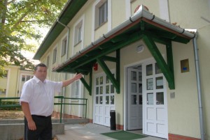 Vincze Tibor a felújított épületet mutatja (Fotó: Kecskeméti Krisztina)