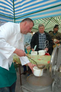 Illyés Gábor egy korábbi főzés alkalmával (fotó: Kecskeméti Krisztina)