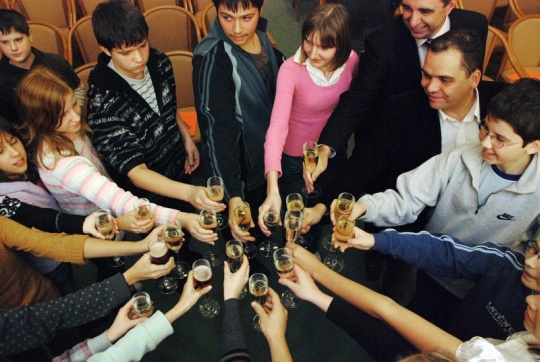 Koccintás az új képviselők között (klikk a képre) Fotók: Kecskeméti Krisztina