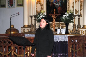Nagy Krisztina énekel a templomban (Fotó: Melega Krisztián)
