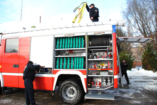 A tűzoltók birtokba veszik az új autót (klikk a képre) Fotók: Melega Krisztián
