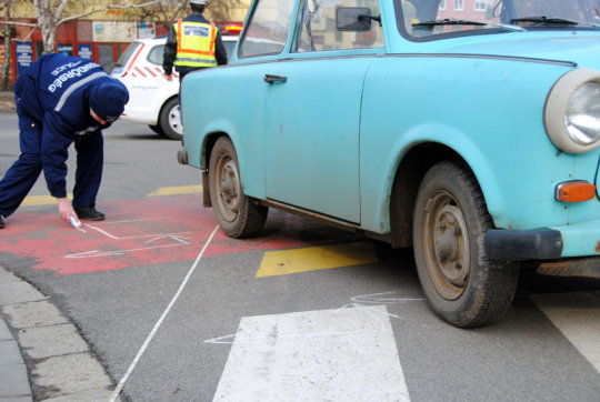 A trabant hátuljának ütközött a kerékpáros (klikk a képre) Fotók: Melega Krisztián