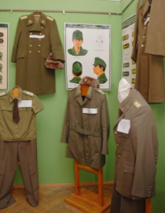 Különböző korok egyenruhái a múzeumban (klikk a képre) Fotó: Kecskeméti Krisztina