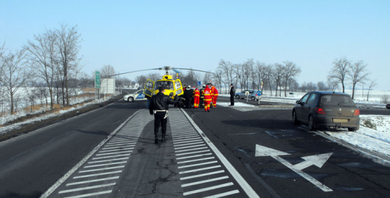 Az egyik sérültet helikopter vitte Szegedre (Fotók: Benkő László - Polgárőrség Nagyszénás)