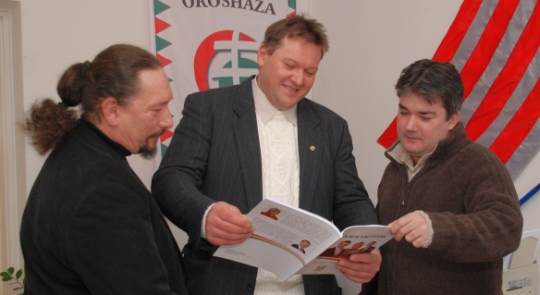 A Jobbik irodájában a párt programjáról is tájékozódhat (Fotó: Kecskeméti Krisztina)