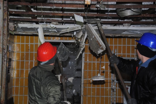 Életkép 2010. január 5-én : a munkások bontanak (klikk a képre) Fotók: Melega Krisztián