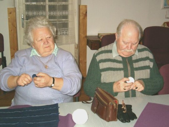 A nyugdíjasklub tagjai munka közben (klikk a képre)
