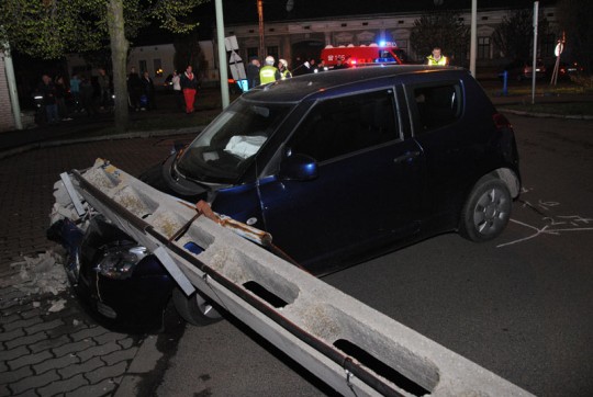 A villanyoszlop összetörte az autó elejét (klikk a képre) Fotók: Melega Krisztián
