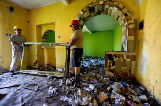 A munkások elkezdták az épület bontását (klikk a képre) Fotók: Rosta Tibor