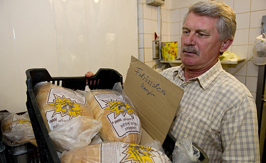 Gádoros polgármestere is kenyeret pakolt reggel (klikk a képre) Fotó: Rosta Tibor