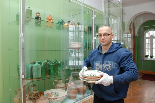 Erostyák Zoltán muzeológus az új vitrinekben rendezi a kiállítási tárgyakat (Fotó: Kecskeméti Krisztina)