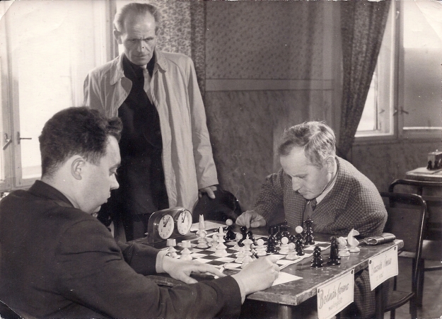 Bacsur Imre (j) játszik a szegedi Bodnár Ferenc ellen az országos sakkbajnokság döntőjében.