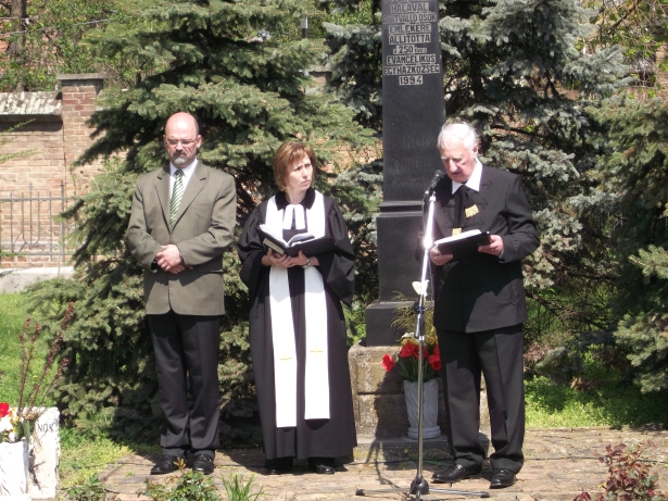 Ördög Endre, Ihász Beatrix és Koszorús Oszkár az avatáson (Fotó: egyházközség)
