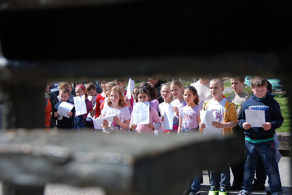 Versek minden mennyiségben - a Költészet Napján 300 diák szavalt az Eötvös téren (Fotó: Kecskeméti Krisztina)
