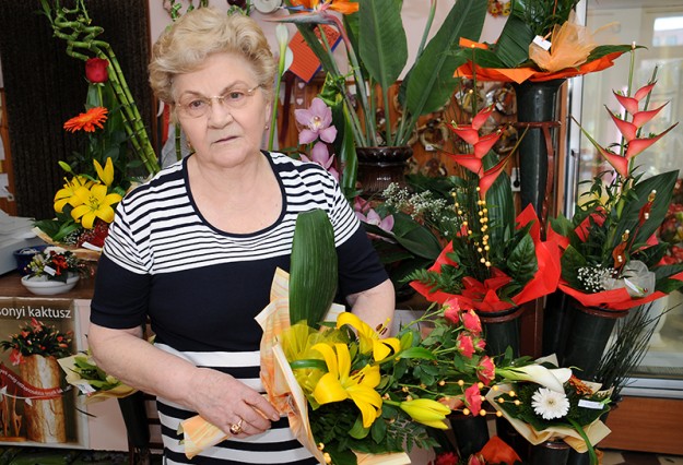 Kovács Béláné Marika szívéhez nőtt a virágbolt (Fotó: Rajki Judit)