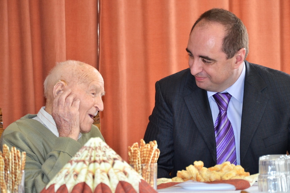 A város legidősebb embere, a 103 éves Süle Pista bácsi magyarázza dr. Dancsó József polgármesternek, hogy remek dolog a hallókészüléke, csak néha kiesik a helyéről. (Fotó: Vági Kata)