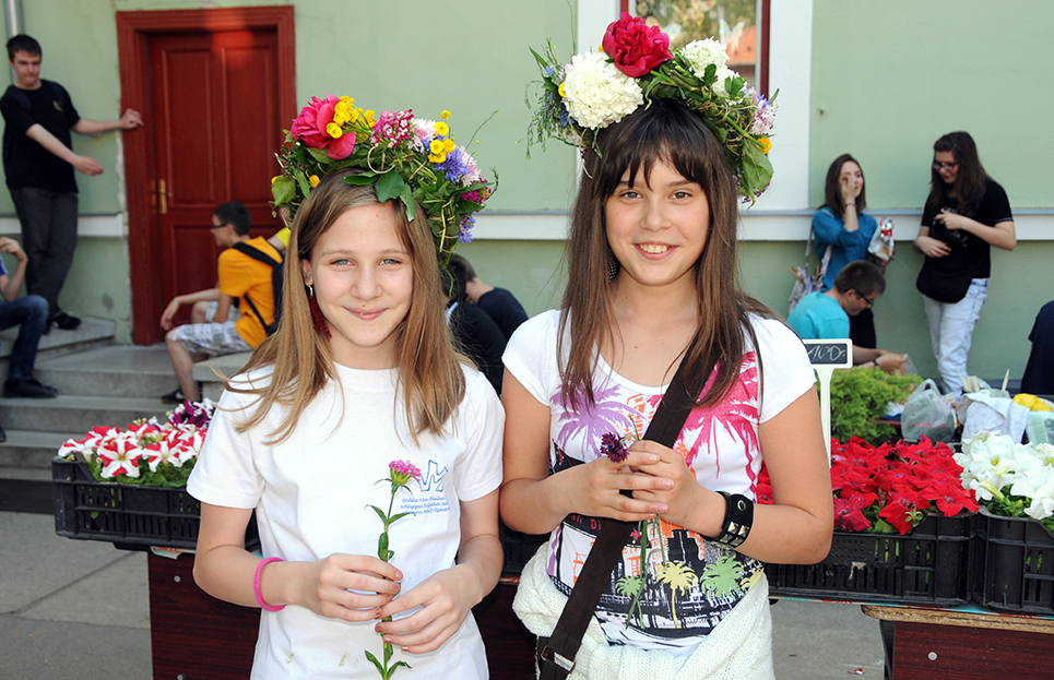 Aki a virágot szereti - vörösmartys diákok az iskola Madarak és fák rendezvényén (Fotó: Kecskeméti Krisztina)