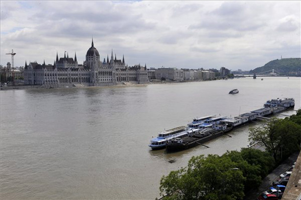 Az áradó Duna Budapesten, a Parlamentnél június 4-én (Fotó: MTI, Kovács Attila) 
