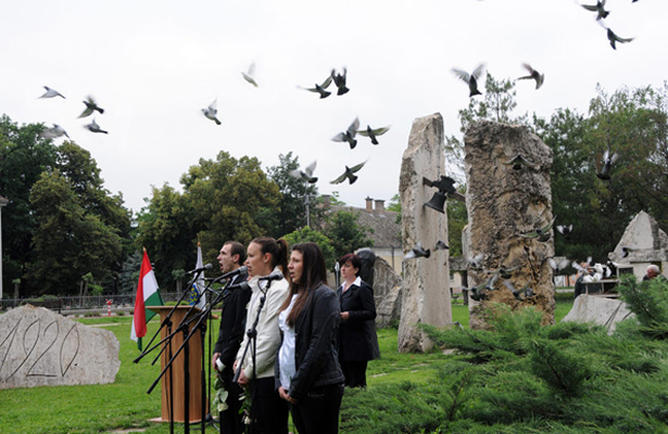 A békét jelképező galambok a tiszás diákok mögött Fotók: Kecskeméti Krisztina