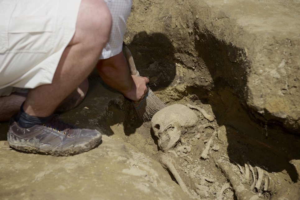 Az ásás után jön aprólékos, pepecselős munka a csontokkal 