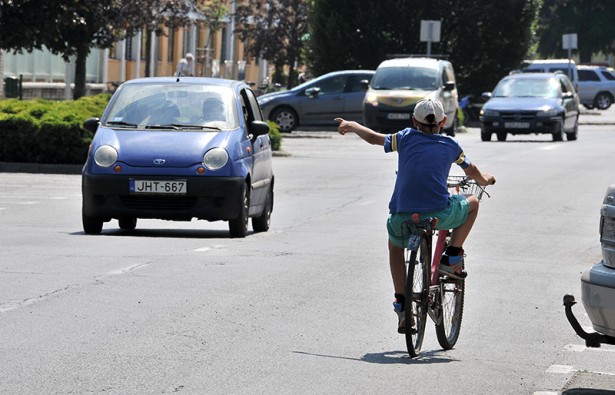 Fontos, hogy a szülők megtanítsák gyermekeiknek a közlekedés legfontosabb szabályait (Fotó: Rajki Judit)
