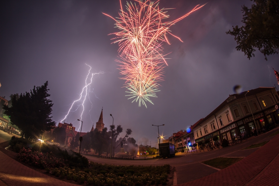 Tűzijáték villámmal komponálva - így zárult az orosházi főtér avatója június 22-én (Fotó: Simon Balázs)