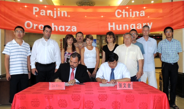 Zalai Mihály alpolgármester aláírja a memorandumot kínai partnerével.