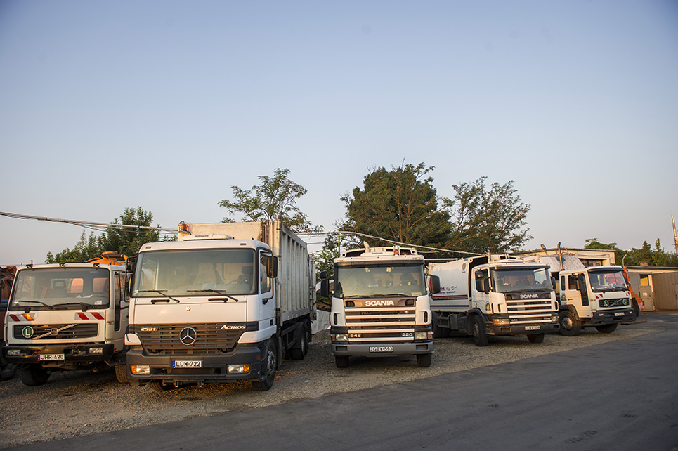 Orosházán a Városüzemeltetés szállítja el a szemetet,  hét kukásautóval rendelkezik a cég   