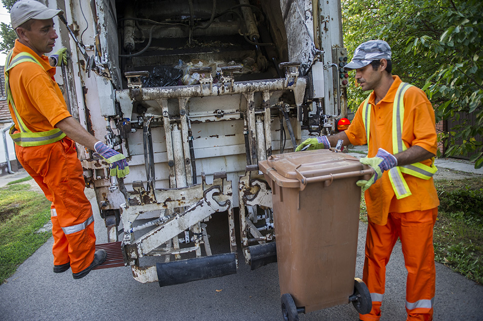 A kommunális hulladék gyűjtése heti rendszerességgel történik Orosházán és a közszolgáltatás területi határain belül található településeken