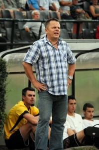 A meccset eldöntő Baranyai még a kispadon Kvasznovszky edző mögött (klikk a képre) 
