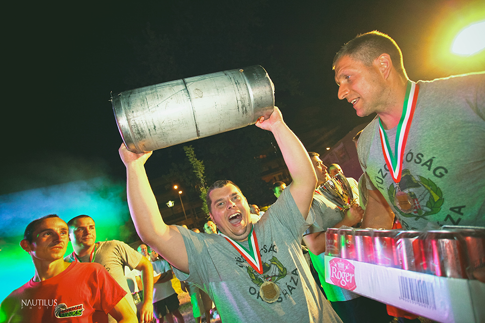Így örül a győztes - sör is járt a kötelhúzó bajnokoknak, a címvédő tűzoltóknak (Fotó: Püspöki Zsolt)