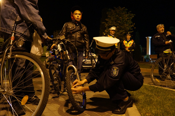 A hiányzó prizmákat pótolták az esti, Kis Rozália rendőrfőhadnagy ellenőriz (Fotó: Losonczi Dávid)