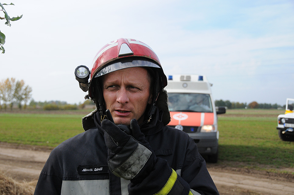 Németh László tű. őrnagy hivatásosként tagja a mentőcsoportnak, a gyakorlaton a tűzoltást és egy lezuhant helikopter mentését irányította. 