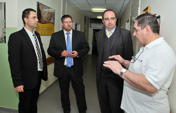 Duray főigazgató kalauzolta körbe Dancsó és Simonka képviselőket a kórházban (fotó: Rajki Judit)