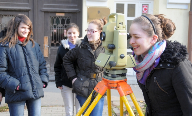 A Székács diákjai ismerkedtek a földmérő szakma alapjaival (Fotó: Melega Krisztián)