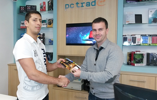 Móricz Sándornak (b) Krémer Csaba üzletágfelelős adta át a PC Trade ajándékát