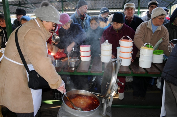 Sok rászorulónak jutott meleg étel (klikk a képre) Fotók: Kecskeméti Krisztina