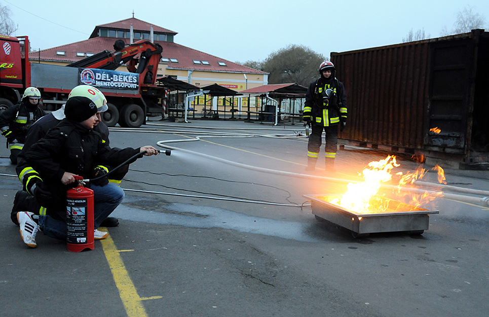 A tálcatűz - a gyerekeknek a tűzoltók mutatták meg, hogy kell hatékonyan használni a tűzoltó készüléket