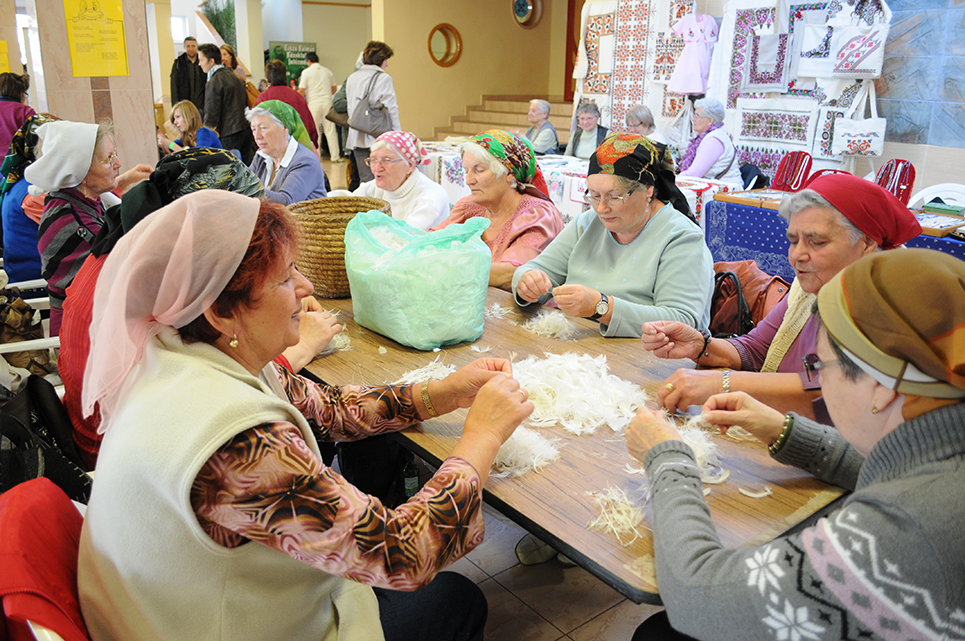 Tollfosztó asszonyok Márton napján a művelődési házban (Fotó: Kecskeméti Krisztina)