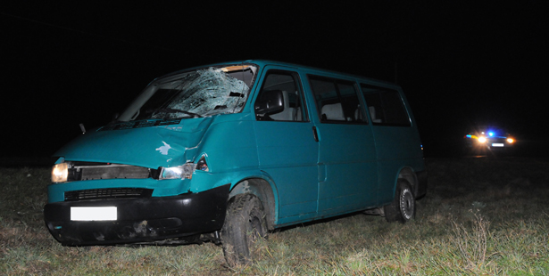 A kisbusz eleje összetört az ütközés erejétől (Fotó: Melega Krisztián)
