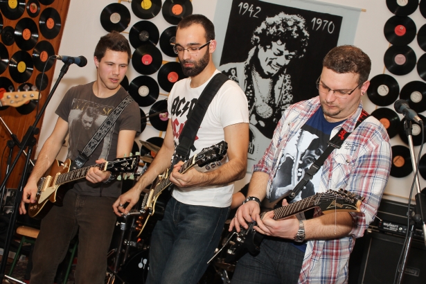 A három gitáros: Jóbi Gergő, Horváth Zoltán és Bagaméri András (Fotó: Für Henrik)