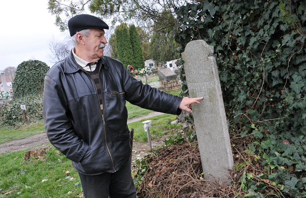 Németh Béla az Alvégi temetőben, az első világháborúban elhunytak sírjainál Fotó: Rajki Judit 