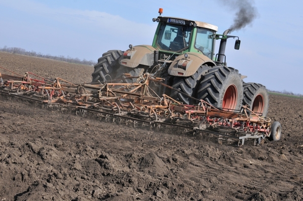 A gazdák már a földeken dolgoznak (Fotó: Rajki Judit)