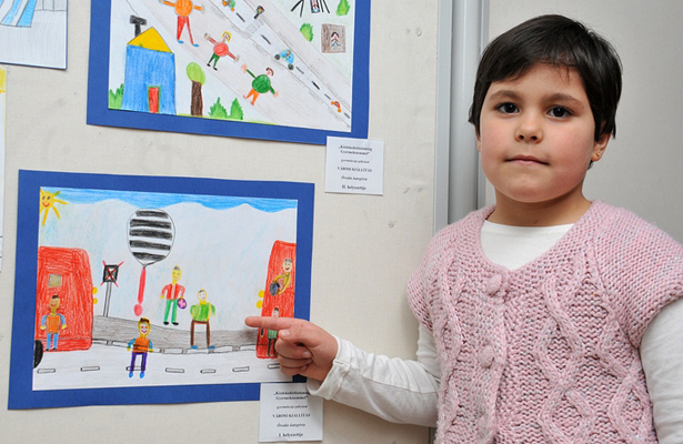 A 6 éves Burai Bibiána mutatja nyertes rajzát a pályázat eredményhirdetésén (Fotó: Vági Kata)