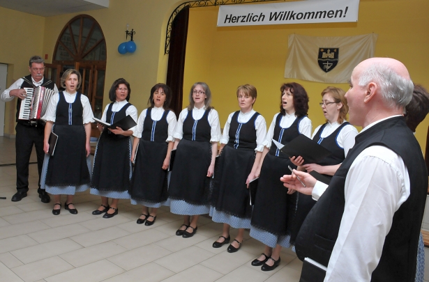 A zombai német nemzetiség énekkara dallal köszöntött a megnyitón (Fotó: Rajki Judit)