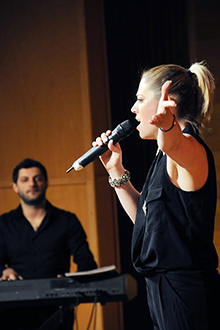 Szinetár Dóra énekelt (Fotó: Kecskeméti Krisztina)