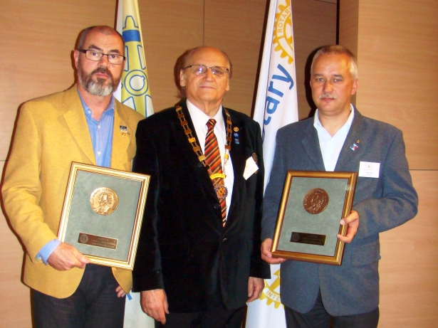 Csongrádi Pálnak (b) és Lászik Gábornak (j) dr. Sólyom Bódog (k) kormányzó adta át az elismerést (Fotó: Rotary)