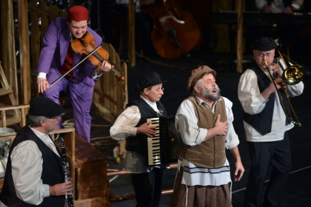 A világhírű Budapest Klezmer Band is zenél a Nyári Színházi Esték keretében (Fotó: pannonvarszinhaz.hu )