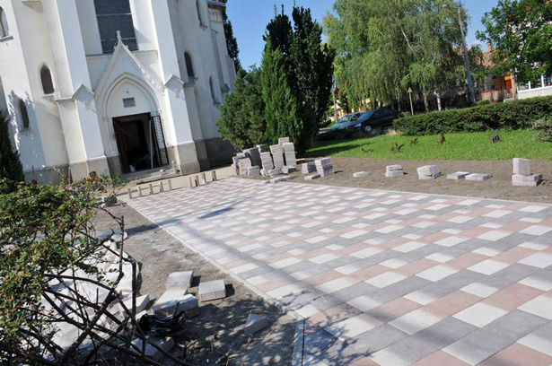 Kelyhet formáz az új járda a református templom előtt (Fotó: Rajki Judit)