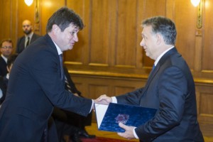 Gajda Róbert (b) Orbán Viktor miniszterelnöktől vette át a kinevezési okmányt (fotó: Botár Gergely, kormany.hu)
